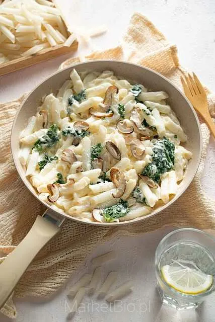 Egzotyczne danie z makaronem, warzywami i białkiem roślinnym – kuchnia wegetariańska Wegetariański posiłek z makaronem i warzywami – zdrowa kuchnia azjatycka