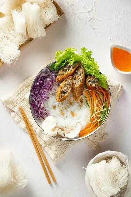 Lunchbox z makaronem i warzywami – zdrowa propozycja posiłku do pracy lub szkoły Kolorowy lunchbox z warzywami i makaronem – zdrowy posiłek na wynos