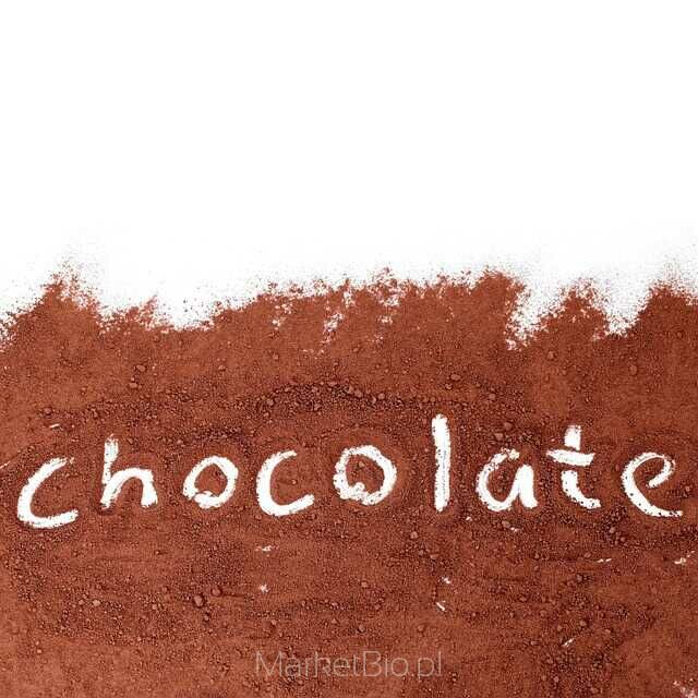 Talerz z kawałkami ciemnej czekolady – naturalna i zdrowa przekąska Kawałki ciemnej czekolady na talerzu – bogate źródło przeciwutleniaczy