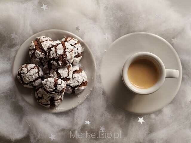 Kardamon w zimowej scenerii – naturalna przyprawa wśród śnieżnych dekoracji Kardamon na tle śnieżnych ozdób – kompozycja zimowa