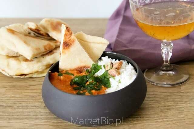 Chleb naan – tradycyjny indyjski wypiek idealny do dań z curry Chleb naan na talerzu z ziołami