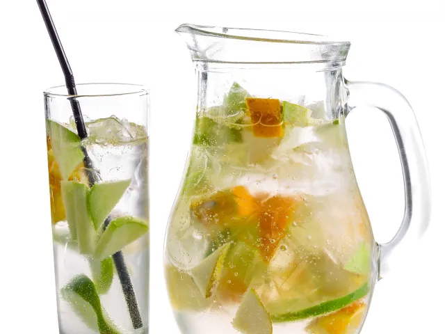 Woda z sokiem z cytryny – warto ją pić codziennie!