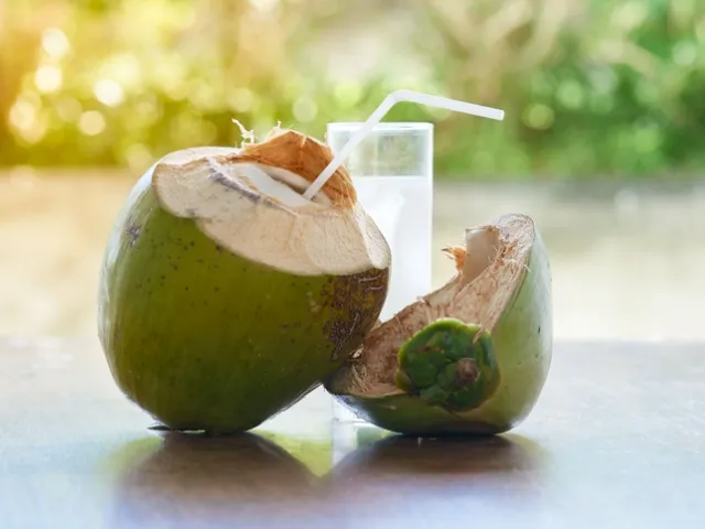 Woda kokosowa – idealna na upalne dni