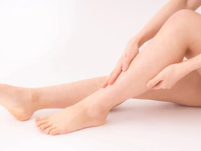 Opuchlizna nóg i kostek? Jak sobie z nią radzić w gorące dni?